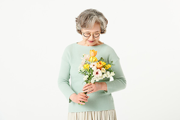 포토 JPG 스튜디오촬영 응시 여자 기념일 노년 꽃 행복 할머니 꽃다발 실내 선물 한명 서기 들기 상반신 앞모습 실버라이프 기쁨 한국인 60대 흰배경 노인여자한명만 오팔세대 액티브시니어 국내포토 식물 1 라이프스타일 시선 감정 뷰포인트 백그라운드 모션 사람 동양인 이벤트 성인 내부 흰색 세대 여자한명만 노인여자만 파일형식