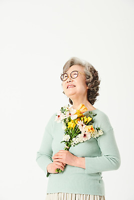 포토 JPG 스튜디오촬영 응시 여자 기념일 노년 꽃 행복 할머니 꽃다발 실내 선물 한명 서기 들기 상반신 옆모습 실버라이프 한국인 60대 흰배경 노인여자한명만 오팔세대 액티브시니어 국내포토 식물 1 라이프스타일 시선 감정 뷰포인트 백그라운드 모션 사람 동양인 이벤트 성인 내부 흰색 세대 여자한명만 노인여자만 파일형식