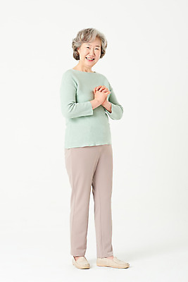 포토 JPG 스튜디오촬영 전신 여자 노년 할머니 실내 한명 서기 미소 손짓 옆모습 실버라이프 한국인 60대 흰배경 노인여자한명만 오팔세대 액티브시니어 국내포토 1 라이프스타일 뷰포인트 백그라운드 모션 표정 사람 동양인 성인 내부 흰색 세대 여자한명만 노인여자만 파일형식