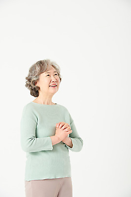 포토 JPG 스튜디오촬영 응시 여자 노년 기독교 할머니 실내 한명 서기 미소 상반신 옆모습 실버라이프 한국인 기도 60대 흰배경 손모으기 노인여자한명만 오팔세대 액티브시니어 국내포토 1 라이프스타일 시선 종교 뷰포인트 백그라운드 모션 표정 사람 동양인 손짓 성인 내부 흰색 세대 여자한명만 노인여자만 파일형식