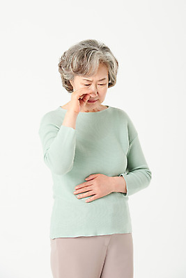 포토 JPG 스튜디오촬영 여자 노년 감정 할머니 실내 한명 서기 상반신 앞모습 실버라이프 한국인 슬픔 60대 눈물 흰배경 노인여자한명만 국내포토 1 라이프스타일 뷰포인트 백그라운드 모션 사람 동양인 성인 내부 흰색 여자한명만 노인여자만 파일형식