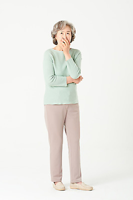 포토 JPG 스튜디오촬영 전신 여자 노년 할머니 실내 한명 서기 손짓 앞모습 실버라이프 놀람 한국인 60대 흰배경 노인여자한명만 국내포토 1 라이프스타일 감정 뷰포인트 백그라운드 모션 표정 사람 동양인 성인 내부 흰색 여자한명만 노인여자만 파일형식