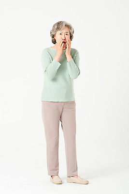 포토 JPG 스튜디오촬영 전신 여자 노년 할머니 실내 한명 서기 손짓 앞모습 실버라이프 놀람 한국인 60대 흰배경 노인여자한명만 국내포토 1 라이프스타일 감정 뷰포인트 백그라운드 모션 표정 사람 동양인 성인 내부 흰색 여자한명만 노인여자만 파일형식