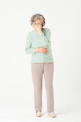 포토 JPG 스튜디오촬영 전신 여자 노년 할머니 실내 한명 서기 손짓 앞모습 실버라이프 놀람 한국인 가림 60대 흰배경 노인여자한명만 국내포토 1 라이프스타일 감정 뷰포인트 백그라운드 모션 표정 사람 동양인 성인 내부 흰색 여자한명만 노인여자만 파일형식