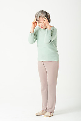 포토 JPG 스튜디오촬영 전신 여자 노년 할머니 스트레스 실내 한명 서기 손짓 옆모습 실버라이프 한국인 60대 고민 흰배경 두통 노인여자한명만 국내포토 1 라이프스타일 감정 뷰포인트 백그라운드 모션 사람 동양인 성인 내부 흰색 질병 여자한명만 노인여자만 파일형식