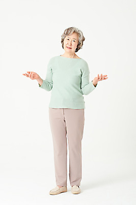 포토 JPG 스튜디오촬영 전신 여자 노년 할머니 실내 한명 서기 손짓 앞모습 실버라이프 한국인 60대 고민 흰배경 노인여자한명만 국내포토 1 라이프스타일 감정 뷰포인트 백그라운드 모션 사람 동양인 성인 내부 흰색 여자한명만 노인여자만 파일형식