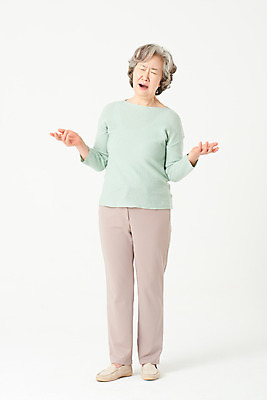 포토 JPG 스튜디오촬영 전신 여자 노년 할머니 실내 한명 서기 손짓 앞모습 실버라이프 한국인 짜증 60대 고민 흰배경 노인여자한명만 국내포토 1 라이프스타일 감정 뷰포인트 백그라운드 모션 사람 동양인 성인 내부 흰색 여자한명만 노인여자만 파일형식