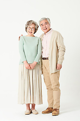 포토 JPG 스튜디오촬영 전신 부부 여자 할아버지 노년 남자 할머니 가족 어깨동무 실내 서기 미소 두명 앞모습 실버라이프 노부부 화목 다정 한국인 60대 흰배경 노인만 오팔세대 액티브시니어 국내포토 라이프스타일 커플 뷰포인트 포즈 백그라운드 컨셉 관계 모션 표정 사람 동양인 성인 내부 흰색 세대 성인만 파일형식