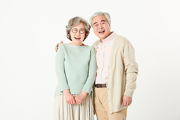 포토 JPG 스튜디오촬영 부부 여자 할아버지 노년 남자 행복 할머니 가족 실내 서기 미소 상반신 두명 앞모습 실버라이프 노부부 다정 한국인 60대 흰배경 노인만 어깨에손 오팔세대 액티브시니어 국내포토 라이프스타일 커플 감정 뷰포인트 백그라운드 컨셉 관계 모션 표정 사람 동양인 성인 내부 흰색 세대 성인만 파일형식