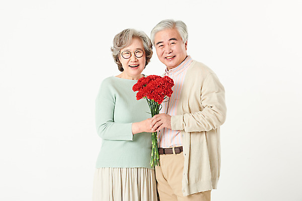 포토 JPG 스튜디오촬영 부부 여자 기념일 할아버지 노년 남자 꽃 행복 할머니 가족 실내 선물 서기 들기 상반신 두명 앞모습 실버라이프 노부부 기쁨 한국인 60대 어버이날 카네이션 흰배경 노인만 오팔세대 액티브시니어 국내포토 식물 라이프스타일 커플 감정 뷰포인트 백그라운드 관계 모션 사람 동양인 이벤트 성인 내부 흰색 세대 성인만 파일형식