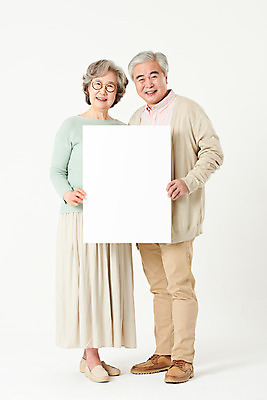 포토 JPG 스튜디오촬영 전신 배너 부부 여자 할아버지 노년 남자 할머니 가족 사각프레임 실내 서기 들기 두명 앞모습 실버라이프 노부부 한국인 60대 흰배경 노인만 카피스페이스 오팔세대 액티브시니어 국내포토 라이프스타일 커플 뷰포인트 백그라운드 관계 모션 프레임 사람 동양인 성인 내부 사각형 공백 흰색 세대 성인만 파일형식