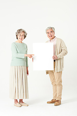 포토 JPG 스튜디오촬영 전신 배너 부부 여자 할아버지 노년 남자 할머니 가족 사각프레임 실내 서기 미소 들기 두명 앞모습 실버라이프 노부부 한국인 60대 흰배경 노인만 카피스페이스 오팔세대 액티브시니어 국내포토 라이프스타일 커플 뷰포인트 백그라운드 관계 모션 프레임 표정 사람 동양인 성인 내부 사각형 공백 흰색 세대 성인만 파일형식