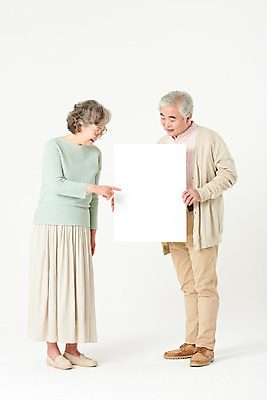 포토 JPG 스튜디오촬영 전신 배너 부부 응시 여자 할아버지 노년 남자 할머니 가족 사각프레임 실내 서기 들기 두명 앞모습 실버라이프 노부부 한국인 가리킴 60대 흰배경 노인만 카피스페이스 오팔세대 액티브시니어 국내포토 라이프스타일 커플 시선 뷰포인트 백그라운드 관계 모션 프레임 사람 동양인 손짓 성인 내부 사각형 공백 흰색 세대 성인만 파일형식