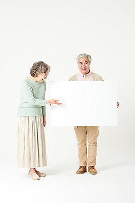포토 JPG 스튜디오촬영 전신 배너 부부 여자 할아버지 노년 남자 할머니 가족 사각프레임 실내 서기 미소 들기 두명 앞모습 실버라이프 노부부 한국인 가리킴 60대 흰배경 노인만 카피스페이스 오팔세대 액티브시니어 국내포토 라이프스타일 커플 뷰포인트 백그라운드 관계 모션 프레임 표정 사람 동양인 손짓 성인 내부 사각형 공백 흰색 세대 성인만 파일형식