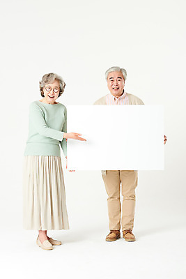 포토 JPG 스튜디오촬영 전신 배너 부부 여자 할아버지 노년 남자 할머니 가족 사각프레임 실내 서기 미소 들기 두명 앞모습 실버라이프 노부부 한국인 가리킴 60대 흰배경 노인만 카피스페이스 오팔세대 액티브시니어 국내포토 라이프스타일 커플 뷰포인트 백그라운드 관계 모션 프레임 표정 사람 동양인 손짓 성인 내부 사각형 공백 흰색 세대 성인만 파일형식