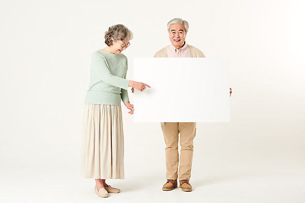 포토 JPG 스튜디오촬영 전신 배너 부부 여자 할아버지 노년 남자 할머니 가족 사각프레임 실내 서기 미소 들기 두명 앞모습 실버라이프 노부부 한국인 가리킴 60대 흰배경 노인만 카피스페이스 오팔세대 액티브시니어 국내포토 라이프스타일 커플 뷰포인트 백그라운드 관계 모션 프레임 표정 사람 동양인 손짓 성인 내부 사각형 공백 흰색 세대 성인만 파일형식