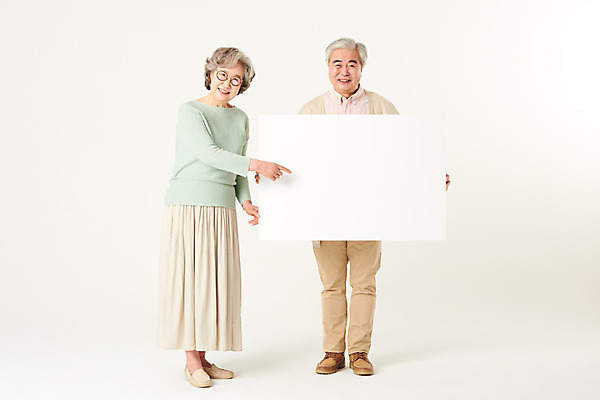 포토 JPG 스튜디오촬영 전신 배너 부부 여자 할아버지 노년 남자 할머니 가족 사각프레임 실내 서기 미소 들기 두명 앞모습 실버라이프 노부부 한국인 가리킴 60대 흰배경 노인만 카피스페이스 오팔세대 액티브시니어 국내포토 라이프스타일 커플 뷰포인트 백그라운드 관계 모션 프레임 표정 사람 동양인 손짓 성인 내부 사각형 공백 흰색 세대 성인만 파일형식
