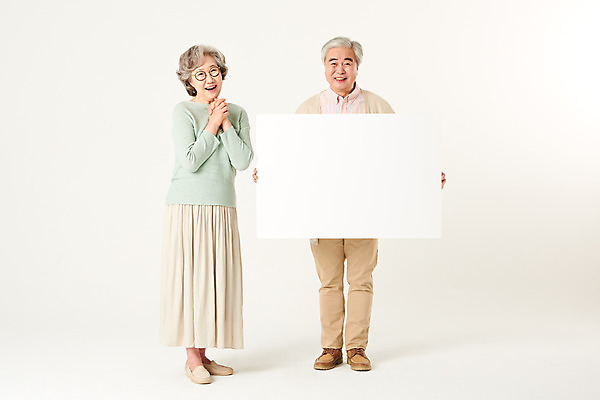 포토 JPG 스튜디오촬영 전신 배너 부부 여자 할아버지 노년 남자 할머니 가족 사각프레임 실내 서기 들기 두명 앞모습 실버라이프 노부부 기쁨 한국인 60대 흰배경 노인만 카피스페이스 오팔세대 액티브시니어 국내포토 라이프스타일 커플 감정 뷰포인트 백그라운드 관계 모션 프레임 사람 동양인 성인 내부 사각형 공백 흰색 세대 성인만 파일형식