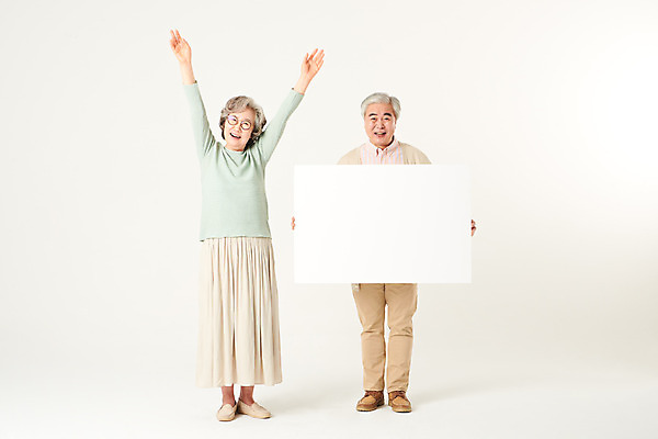 포토 JPG 스튜디오촬영 전신 배너 부부 여자 할아버지 노년 남자 할머니 가족 사각프레임 실내 서기 들기 두명 앞모습 실버라이프 노부부 기쁨 한국인 60대 즐거움 흰배경 노인만 카피스페이스 오팔세대 액티브시니어 국내포토 라이프스타일 커플 감정 뷰포인트 백그라운드 관계 모션 프레임 사람 동양인 성인 내부 사각형 공백 흰색 세대 성인만 파일형식