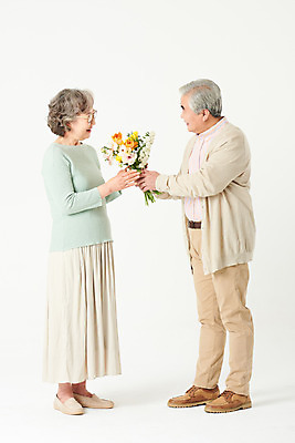 포토 JPG 스튜디오촬영 전신 부부 여자 기념일 할아버지 노년 남자 꽃 행복 할머니 꽃다발 가족 실내 선물 서기 미소 두명 옆모습 실버라이프 노부부 화목 다정 기쁨 한국인 60대 흰배경 노인만 오팔세대 액티브시니어 국내포토 식물 라이프스타일 커플 감정 뷰포인트 백그라운드 컨셉 관계 모션 표정 사람 동양인 이벤트 성인 내부 흰색 세대 성인만 파일형식