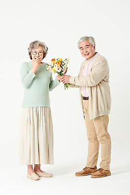 포토 JPG 스튜디오촬영 전신 부부 여자 기념일 할아버지 노년 남자 꽃 행복 할머니 꽃다발 가족 실내 선물 서기 미소 두명 옆모습 실버라이프 노부부 화목 다정 놀람 기쁨 한국인 60대 흰배경 노인만 오팔세대 액티브시니어 국내포토 식물 라이프스타일 커플 감정 뷰포인트 백그라운드 컨셉 관계 모션 표정 사람 동양인 이벤트 성인 내부 흰색 세대 성인만 파일형식