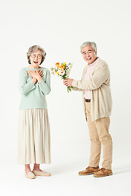 포토 JPG 스튜디오촬영 전신 부부 여자 기념일 할아버지 노년 남자 꽃 행복 할머니 꽃다발 가족 실내 선물 서기 미소 두명 옆모습 실버라이프 노부부 화목 다정 놀람 기쁨 한국인 60대 흰배경 노인만 오팔세대 액티브시니어 국내포토 식물 라이프스타일 커플 감정 뷰포인트 백그라운드 컨셉 관계 모션 표정 사람 동양인 이벤트 성인 내부 흰색 세대 성인만 파일형식