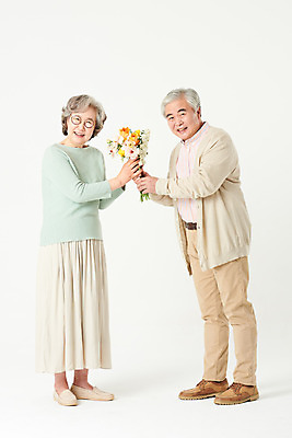 포토 JPG 스튜디오촬영 전신 부부 여자 기념일 할아버지 노년 남자 꽃 행복 할머니 꽃다발 가족 실내 선물 서기 미소 두명 옆모습 실버라이프 노부부 화목 다정 기쁨 한국인 60대 흰배경 주기 노인만 오팔세대 액티브시니어 국내포토 식물 라이프스타일 커플 감정 뷰포인트 백그라운드 컨셉 관계 모션 표정 사람 동양인 이벤트 성인 내부 흰색 세대 성인만 파일형식