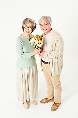 포토 JPG 스튜디오촬영 전신 부부 여자 기념일 할아버지 노년 남자 꽃 행복 할머니 꽃다발 가족 실내 선물 서기 미소 두명 옆모습 실버라이프 하이앵글 노부부 화목 다정 기쁨 한국인 올려보기 60대 흰배경 노인만 오팔세대 액티브시니어 국내포토 식물 라이프스타일 커플 감정 뷰포인트 백그라운드 컨셉 관계 모션 표정 사람 동양인 이벤트 성인 내부 흰색 세대 성인만 파일형식
