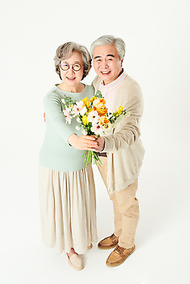포토 JPG 스튜디오촬영 전신 부부 여자 기념일 할아버지 노년 남자 꽃 행복 할머니 꽃다발 가족 실내 선물 서기 미소 두명 옆모습 실버라이프 하이앵글 노부부 화목 다정 기쁨 한국인 올려보기 60대 흰배경 노인만 오팔세대 액티브시니어 국내포토 식물 라이프스타일 커플 감정 뷰포인트 백그라운드 컨셉 관계 모션 표정 사람 동양인 이벤트 성인 내부 흰색 세대 성인만 파일형식
