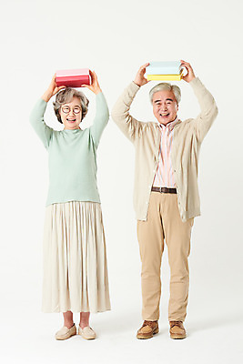 포토 JPG 스튜디오촬영 전신 부부 여자 할아버지 노년 남자 할머니 가족 실내 서기 미소 들기 두명 앞모습 책 실버라이프 노부부 한국인 60대 즐거움 흰배경 노인만 오팔세대 액티브시니어 국내포토 라이프스타일 커플 감정 뷰포인트 백그라운드 관계 모션 표정 사람 동양인 성인 내부 흰색 세대 성인만 파일형식