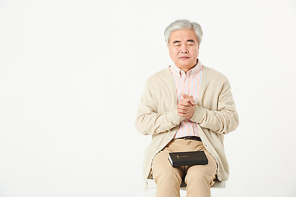 포토 JPG 스튜디오촬영 할아버지 노년 남자 기독교 종교 실내 한명 앉기 상반신 앞모습 실버라이프 교회 눈감음 성경 한국인 기도 60대 흰배경 손모으기 노인남자한명만 국내포토 1 라이프스타일 뷰포인트 백그라운드 종교용품 종교건축 모션 사람 동양인 손짓 성인 내부 건물 흰색 남자한명만 노인남자만 파일형식