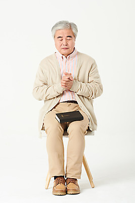 포토 JPG 스튜디오촬영 전신 할아버지 노년 남자 기독교 종교 실내 한명 앉기 앞모습 실버라이프 교회 눈감음 성경 한국인 기도 60대 흰배경 노인남자한명만 국내포토 1 라이프스타일 뷰포인트 백그라운드 종교용품 종교건축 모션 사람 동양인 성인 내부 건물 흰색 남자한명만 노인남자만 파일형식