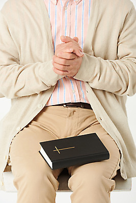 포토 JPG 스튜디오촬영 손 할아버지 노년 남자 기독교 종교 실내 한명 앉기 상반신 앞모습 실버라이프 교회 성경 한국인 기도 60대 흰배경 손모으기 노인남자한명만 국내포토 1 라이프스타일 뷰포인트 백그라운드 종교용품 종교건축 모션 사람 동양인 손짓 성인 내부 건물 신체부위 흰색 남자한명만 노인남자만 파일형식