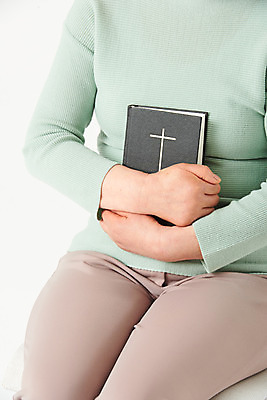 포토 JPG 스튜디오촬영 손 여자 노년 기독교 종교 할머니 실내 한명 들기 앉기 상반신 앞모습 실버라이프 교회 성경 한국인 기도 60대 흰배경 노인여자한명만 국내포토 1 라이프스타일 뷰포인트 백그라운드 종교용품 종교건축 모션 사람 동양인 성인 내부 건물 신체부위 흰색 여자한명만 노인여자만 파일형식