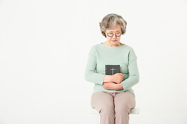 포토 JPG 스튜디오촬영 여자 노년 기독교 종교 할머니 실내 한명 앉기 상반신 앞모습 실버라이프 교회 눈감음 성경 한국인 기도 60대 흰배경 노인여자한명만 국내포토 1 라이프스타일 뷰포인트 백그라운드 종교용품 종교건축 모션 사람 동양인 성인 내부 건물 흰색 여자한명만 노인여자만 파일형식