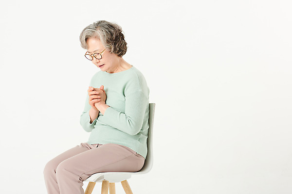 포토 JPG 스튜디오촬영 여자 노년 기독교 종교 할머니 실내 한명 앉기 상반신 옆모습 실버라이프 교회 눈감음 한국인 기도 60대 흰배경 손모으기 노인여자한명만 국내포토 1 라이프스타일 뷰포인트 백그라운드 종교건축 모션 사람 동양인 손짓 성인 내부 건물 흰색 여자한명만 노인여자만 파일형식