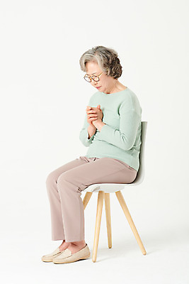 포토 JPG 스튜디오촬영 전신 여자 노년 기독교 종교 할머니 실내 한명 앉기 옆모습 실버라이프 교회 눈감음 한국인 기도 60대 흰배경 손모으기 노인여자한명만 국내포토 1 라이프스타일 뷰포인트 백그라운드 종교건축 모션 사람 동양인 손짓 성인 내부 건물 흰색 여자한명만 노인여자만 파일형식
