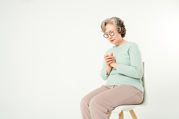 포토 JPG 스튜디오촬영 여자 노년 기독교 종교 할머니 로우앵글 실내 한명 앉기 상반신 옆모습 실버라이프 교회 눈감음 한국인 기도 60대 흰배경 손모으기 노인여자한명만 국내포토 1 라이프스타일 뷰포인트 백그라운드 종교건축 모션 사람 동양인 손짓 성인 내부 건물 흰색 여자한명만 노인여자만 파일형식