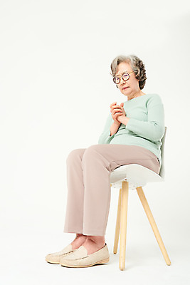 포토 JPG 스튜디오촬영 전신 여자 노년 기독교 종교 할머니 로우앵글 실내 한명 앉기 옆모습 실버라이프 교회 한국인 기도 60대 흰배경 손모으기 노인여자한명만 국내포토 1 라이프스타일 뷰포인트 백그라운드 종교건축 모션 사람 동양인 손짓 성인 내부 건물 흰색 여자한명만 노인여자만 파일형식