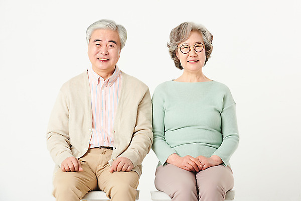포토 JPG 스튜디오촬영 부부 여자 할아버지 노년 남자 할머니 의자 가족 실내 미소 앉기 상반신 두명 앞모습 실버라이프 노부부 한국인 60대 흰배경 노인만 오팔세대 액티브시니어 국내포토 라이프스타일 커플 뷰포인트 가구 백그라운드 관계 모션 표정 사람 동양인 성인 내부 흰색 세대 성인만 파일형식