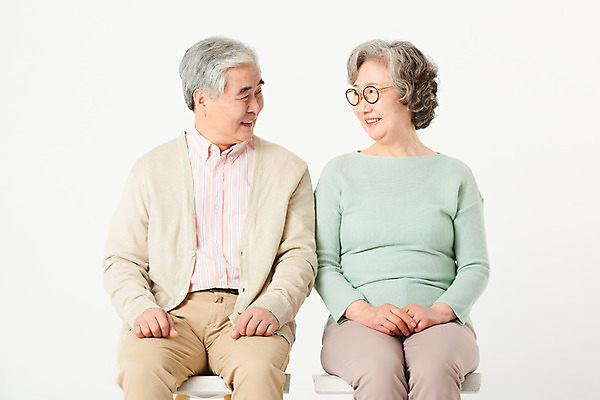 포토 JPG 스튜디오촬영 부부 여자 할아버지 노년 남자 할머니 의자 가족 실내 미소 앉기 상반신 두명 앞모습 실버라이프 마주보기 노부부 한국인 60대 흰배경 노인만 오팔세대 액티브시니어 국내포토 라이프스타일 커플 뷰포인트 가구 백그라운드 관계 모션 표정 사람 동양인 성인 내부 흰색 세대 성인만 파일형식