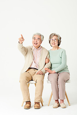포토 JPG 스튜디오촬영 전신 부부 응시 여자 할아버지 노년 남자 할머니 의자 가족 실내 앉기 두명 앞모습 실버라이프 노부부 한국인 가리킴 60대 흰배경 노인만 오팔세대 액티브시니어 국내포토 라이프스타일 커플 시선 뷰포인트 가구 백그라운드 관계 모션 사람 동양인 손짓 성인 내부 흰색 세대 성인만 파일형식