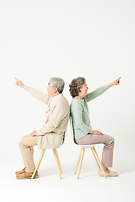 포토 JPG 스튜디오촬영 전신 부부 여자 할아버지 노년 남자 할머니 의자 가족 실내 앉기 손짓 두명 옆모습 실버라이프 노부부 한국인 가리킴 60대 흰배경 노인만 오팔세대 액티브시니어 국내포토 라이프스타일 커플 뷰포인트 가구 백그라운드 관계 모션 사람 동양인 성인 내부 흰색 세대 성인만 파일형식