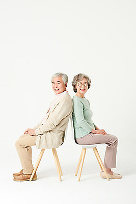 포토 JPG 스튜디오촬영 전신 부부 여자 할아버지 노년 남자 할머니 의자 가족 실내 미소 앉기 두명 옆모습 실버라이프 노부부 한국인 60대 흰배경 노인만 오팔세대 액티브시니어 국내포토 라이프스타일 커플 뷰포인트 가구 백그라운드 관계 모션 표정 사람 동양인 성인 내부 흰색 세대 성인만 파일형식