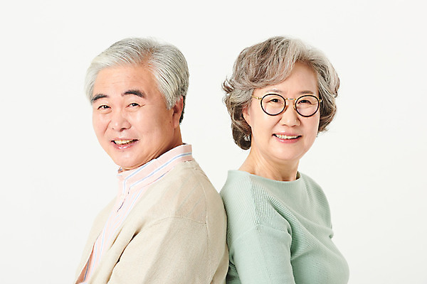 포토 JPG 스튜디오촬영 부부 여자 할아버지 노년 남자 할머니 가족 실내 미소 앉기 상반신 두명 옆모습 실버라이프 노부부 한국인 등맞대기 60대 흰배경 노인만 오팔세대 액티브시니어 국내포토 라이프스타일 커플 뷰포인트 백그라운드 관계 모션 표정 사람 동양인 성인 내부 흰색 세대 성인만 파일형식