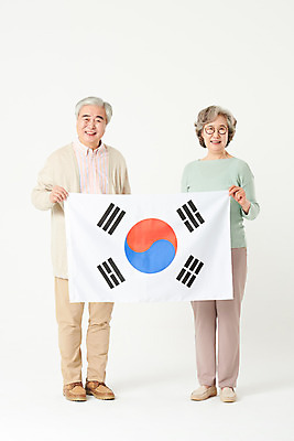 포토 JPG 스튜디오촬영 전신 부부 여자 기념일 할아버지 노년 남자 할머니 가족 실내 서기 미소 들기 두명 앞모습 실버라이프 노부부 한국인 국기 60대 태극기 흰배경 현충일 애국심 노인만 국내포토 라이프스타일 커플 뷰포인트 백그라운드 관계 모션 표정 사람 동양인 이벤트 성인 내부 흰색 성인만 파일형식 호국보훈의달