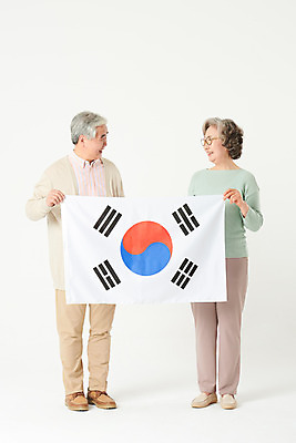 포토 JPG 스튜디오촬영 전신 부부 여자 기념일 할아버지 노년 남자 할머니 가족 실내 서기 들기 두명 앞모습 실버라이프 마주보기 노부부 한국인 국기 60대 태극기 흰배경 현충일 애국심 노인만 국내포토 라이프스타일 커플 뷰포인트 백그라운드 관계 모션 사람 동양인 이벤트 성인 내부 흰색 성인만 파일형식 호국보훈의달