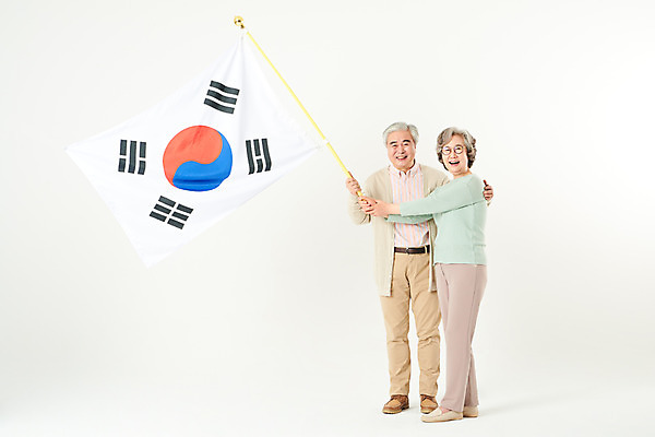 포토 JPG 스튜디오촬영 전신 부부 여자 기념일 할아버지 노년 남자 할머니 가족 실내 미소 들기 두명 앞모습 옆모습 실버라이프 노부부 한국인 국기 60대 태극기 흰배경 현충일 애국심 노인만 국내포토 라이프스타일 커플 뷰포인트 백그라운드 관계 모션 표정 사람 동양인 이벤트 성인 내부 흰색 성인만 파일형식 호국보훈의달
