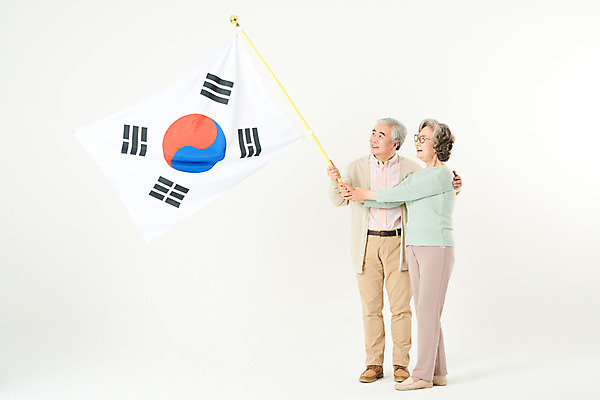 포토 JPG 스튜디오촬영 전신 부부 여자 기념일 할아버지 노년 남자 할머니 가족 실내 서기 들기 두명 앞모습 옆모습 실버라이프 노부부 한국인 국기 60대 태극기 흰배경 현충일 애국심 노인만 국내포토 라이프스타일 커플 뷰포인트 백그라운드 관계 모션 사람 동양인 이벤트 성인 내부 흰색 성인만 파일형식 호국보훈의달