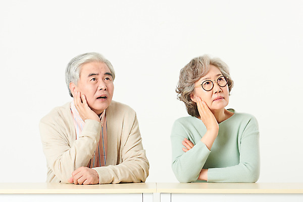 포토 JPG 스튜디오촬영 부부 응시 여자 할아버지 노년 남자 할머니 가족 실내 앉기 상반신 두명 앞모습 실버라이프 노부부 턱괴기 한국인 60대 책상 고민 흰배경 노인만 국내포토 라이프스타일 커플 시선 감정 뷰포인트 가구 백그라운드 관계 모션 사람 동양인 성인 내부 흰색 성인만 파일형식